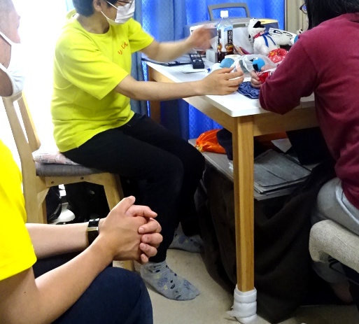 テーブル上での作業療法リハビリの引継ぎ