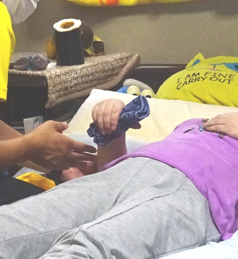 仰向けに寝た姿勢で，肘の曲げ伸ばし