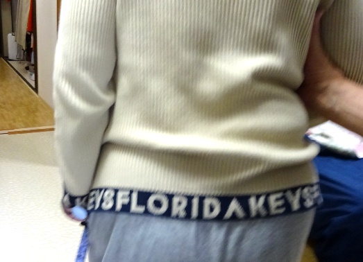 後ろに付いて右手を妻の右脇の下に