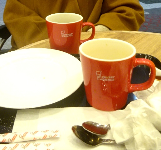 モールの中でコーヒを飲む