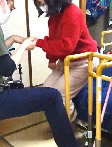手すりを掴まずに立ち上がる
