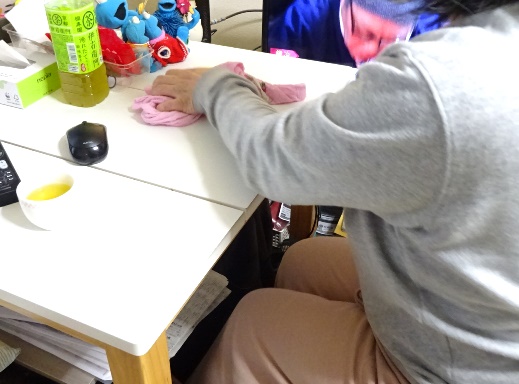 ダイニングテーブルの上を拭く実作業