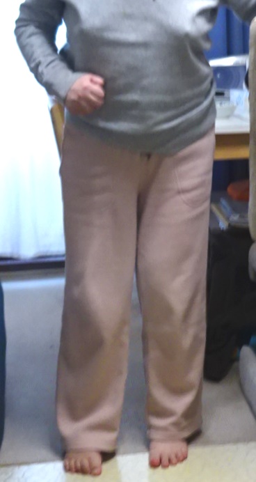 足踏みして見せる