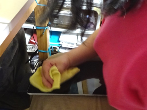 右手だけでパソコン画面を拭く