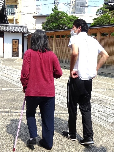 理学療法士さんと道路を歩く