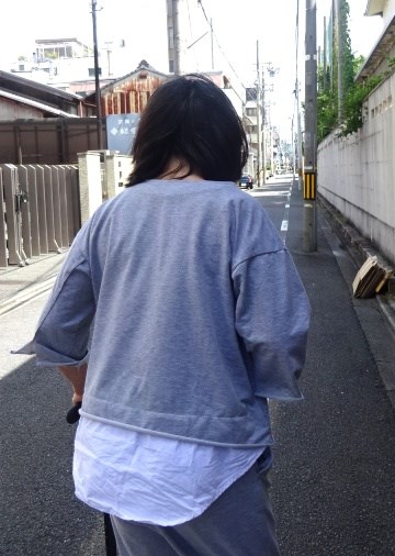 狭い道路で歩行自主トレを実施