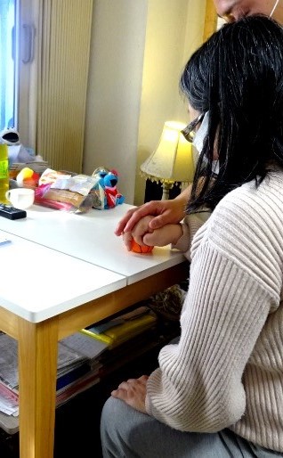 テーブルの上でボールを押し潰す