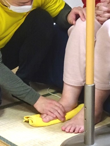 右足首を動かして丸めたタオルを押しつぶす
