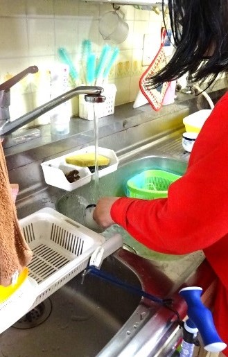 左手でコーヒカップを洗う