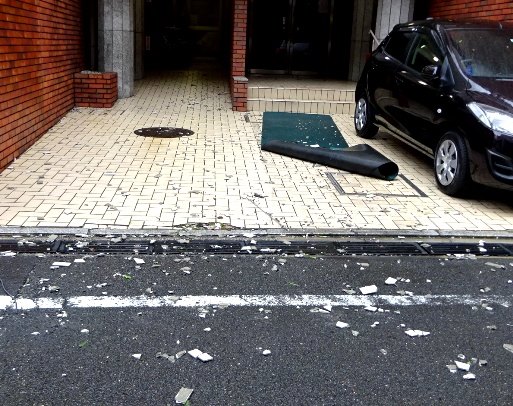 隣接するビルの外壁のタイルが剥がれ落ちる