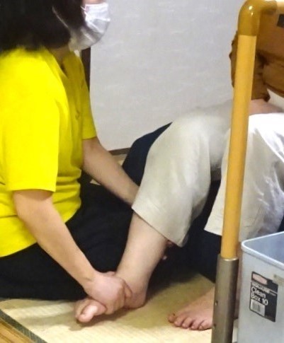 理学療法リハビリの最中に右足の甲に強い回復感
