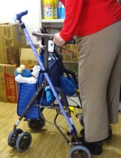 歩行器に杖を取り付ける