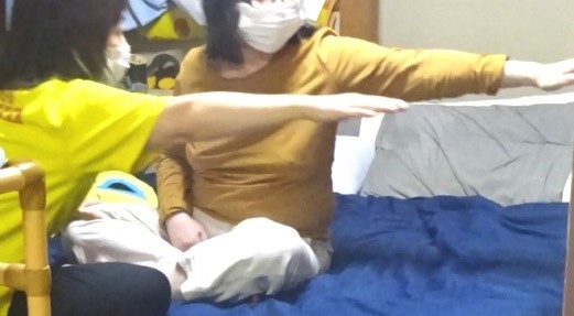 あぐら座りで上体を左に倒す