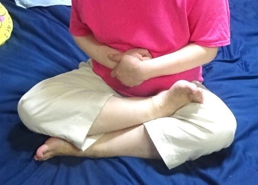 右脚を左脚の上に載せられる