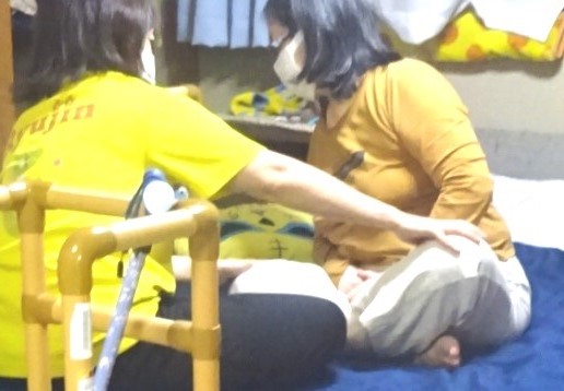 あぐら座りで上体を右に倒す