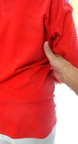 まだ妻の後ろを歩いて脇の下に手を添えることが必要