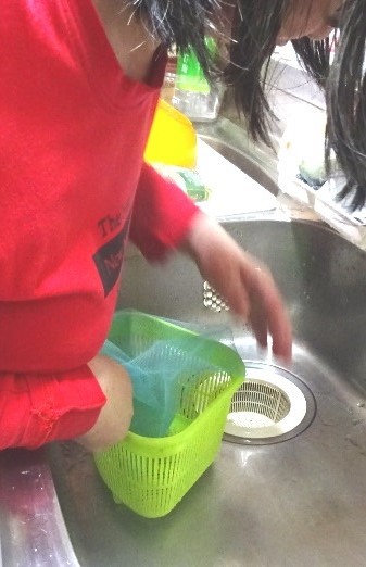 三角コーナに水切りネットを装着する
