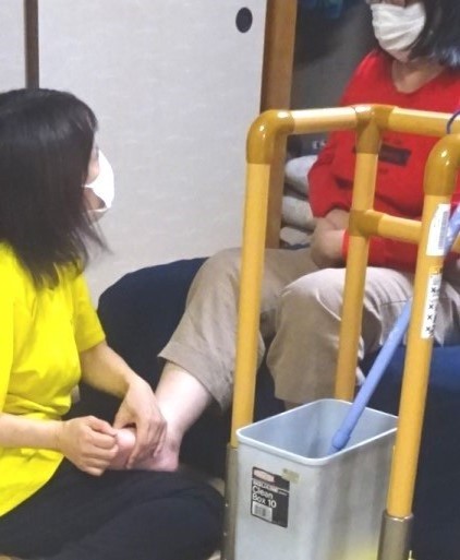 右足指を動かす座位でのエクササイズ