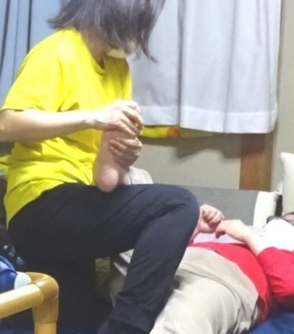 右足指を動かす仰臥位でのエクササイズ