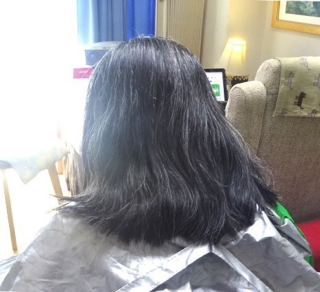 ヘアエプロンを着けてカットを待つ