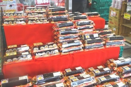 近所のスーパーの売り場は恵方巻きだらけ