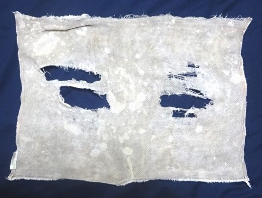 広げたボロボロの布巾