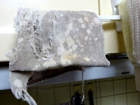 キッチンの布巾掛けに掛かったボロボロの布巾