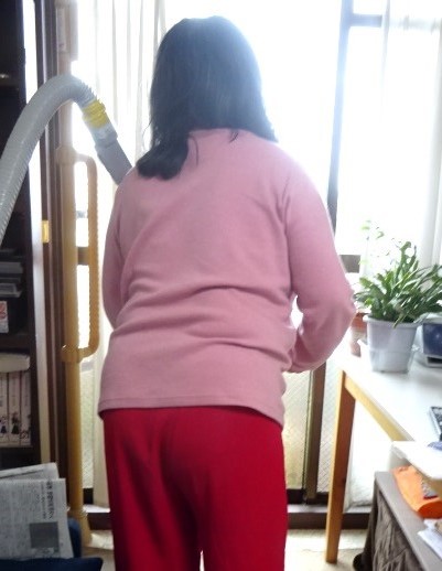 掃除中に雪を眺める妻