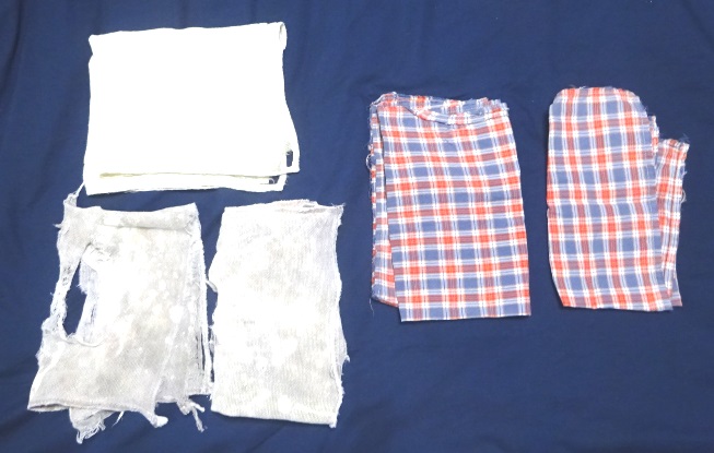 ボロボロになった白い布巾2枚，私が使わなかった白い布巾1枚および色の付いた布巾2枚