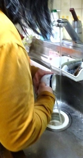 右手で食器を洗う