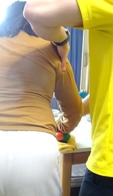 右手でボールを押し潰しながら身体も支える