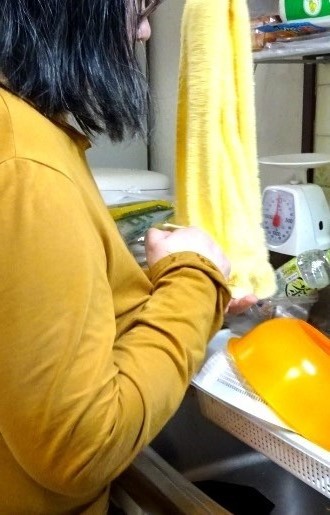 右手をタオルに当てて拭く