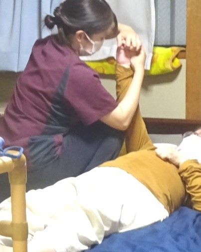 新しい作業療法士さんによるリハビリ: 右の腕伸ばしと指伸ばし