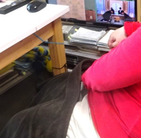 夏でも長袖でテーブルの下に入れ子になったコタツを使うこともある(2025-06-29)