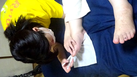 右足親指の爪をチェック