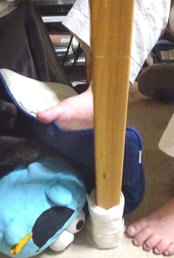 右足指で座布団を掴む