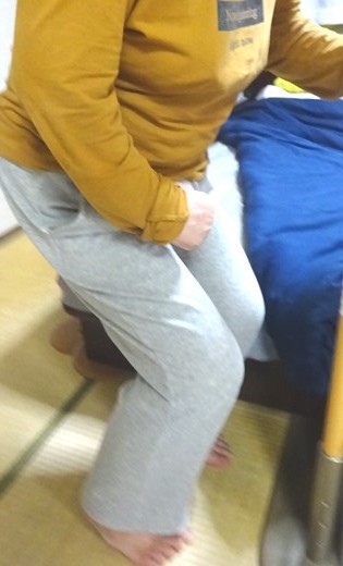 立ち上がって慎重に脚を動かす