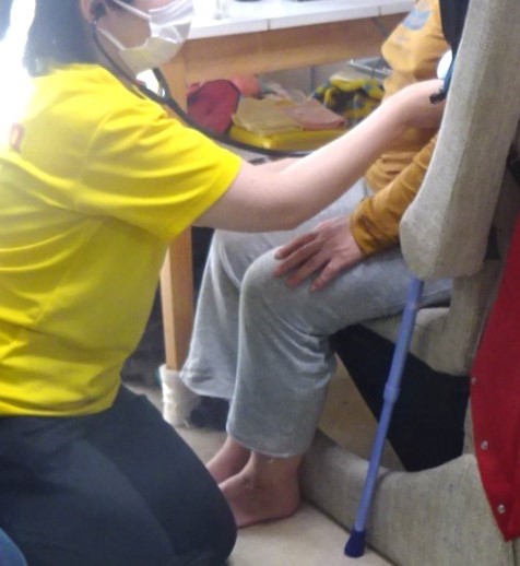 妻のバイタルチェックをする訪問看護師さん