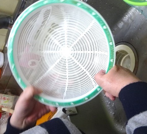 流し台でザルを掴む