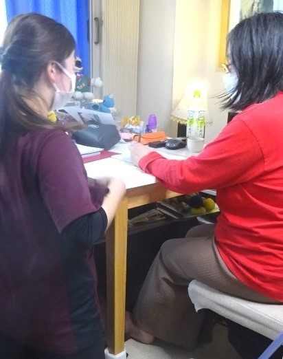 実作業の姿勢をとる妻に配慮すべき点を指示