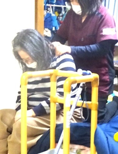 端座位にて肩のマッサージ