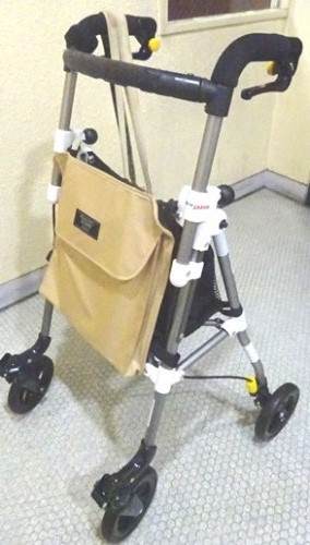 折り畳んでタクシーの座席の足元に置くことができる歩行器