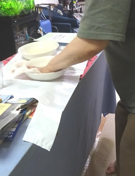 食器を布巾で拭く